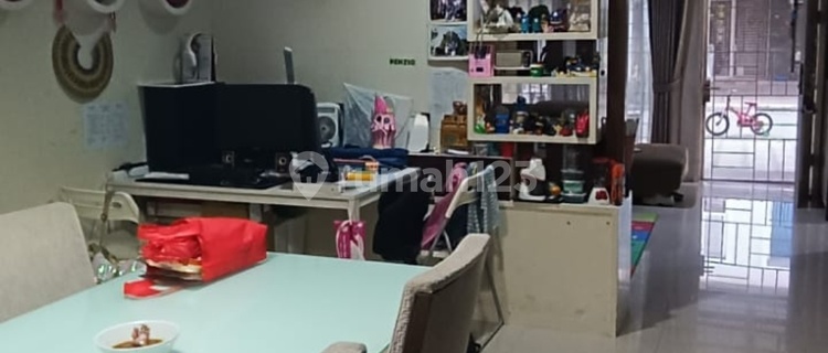 Dijual rumah cantik furnished 2,5 lantai di Green Court, Cengkarebg, Jakarta barat (JAS) 1
