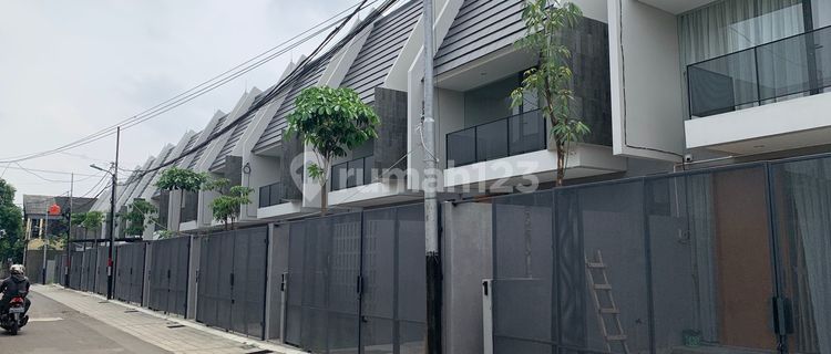 Rumah Mewah Siap Huni Fasilitas Taman Kota Jagakarsa Jakarta 1