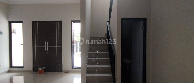 Dijual Rumah Keluarga Modern 4KT Dan 3 Km Lokasi Keren Lgs Huni di Regensi Serpong 1