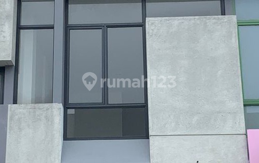 Ready-to-use 2-story shop house in a super strategic location near the toll road and close to Anggrek Loka 65 BSD School. 1