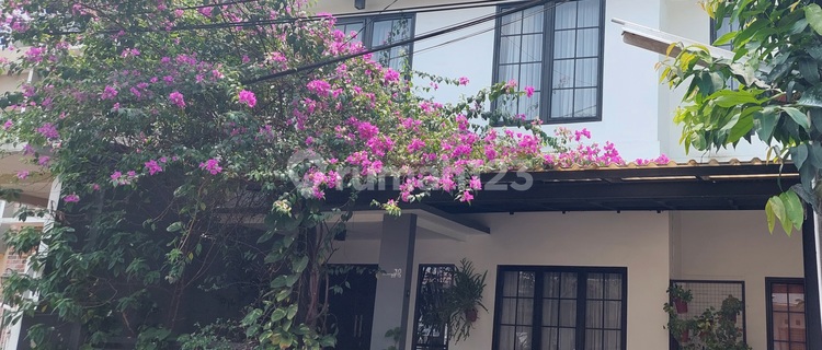 Beautiful House. Strategic Location in Bintaro. 1