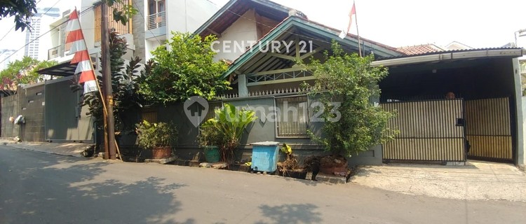 For Sale Strategic House at an Attractive Price in Kebayoran Lama 1