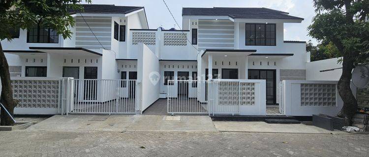 Dijual Rumah Tropis Hitam Putih Modern Minimalis 2 Lantai Bekasi 1