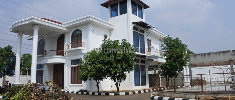 Dijual Rumah Megah Dengan Halaman Luas 1