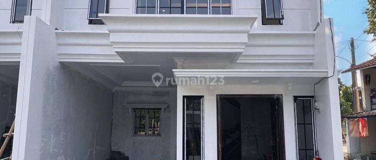 Townhouse Classic Modern di Jaksel, Ada Kolam Renang 1