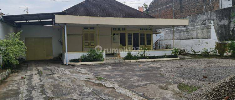 Rumah kolonial pinggir jalan tipes serengan solo 1