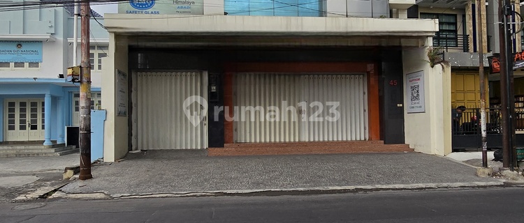 Strategic Luxurious Shophouse Near Pasar Gede Solo 1