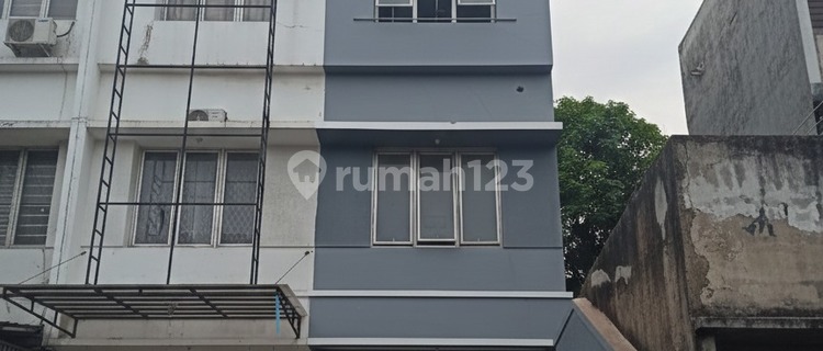 Strategic Shop House by the Roadside of Ciputat Raya, South Tangerang 1