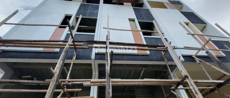 Dijual cepat Rumah baru 3 lantai dengan rooftop di Kebun Jeruk 1