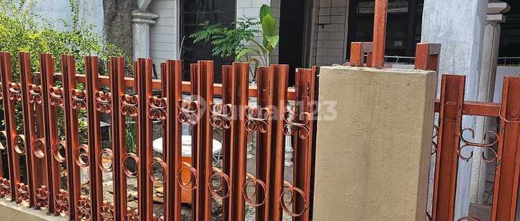 House in Taman Meruya Ilir, Strategic Location 1