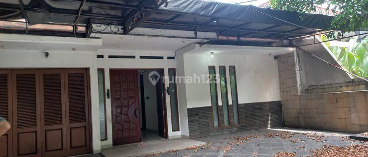 Rumah Dijalan Utama di Taman Meruya Ilir, Bebas Banjir 1