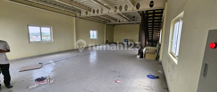 New 4-story shophouse, fronting a busy provincial road, comfortable for all vehicles to pass. 1