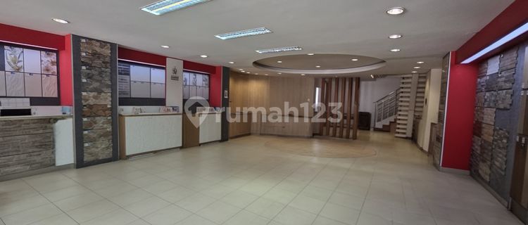 Hot Deal! Showroom dan Gudang Area Pusat Bisnis Jalan Mt Haryono 1