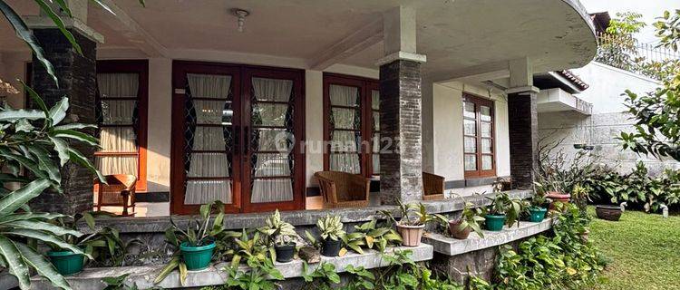 Rumah Klasik Kokoh Dekat Gedung Sate di Cipunagara