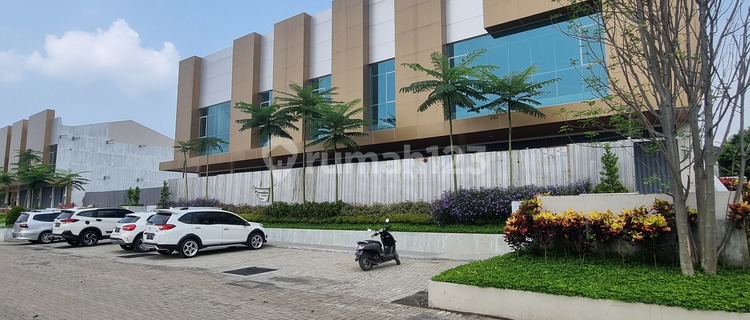 For Rent: 18-Meter Wide Shophouse at Citadell Square Semarang, Prime Location on Ngaliyan Raya, Within the Same Complex as McDonald's, Hokben, Pizza Hut, Superindo, etc. Ideal for Office, Restaurant, Billiard Hall, etc. Two Connecting Shophouses 18x20 or One Shophouse Only 9x20. Price: Rp.2,000,000/month. 1