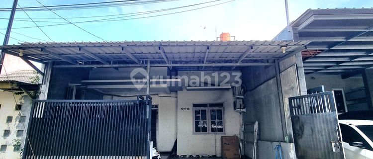 Cheap Sale!!! Please Negotiate Until Deal!!! Now Reduced Again!!! 1.5-Story House in Puri Anjasmoro!!! Land 98m², Building 120m², 2+1 Bedrooms, 2+1 Bathrooms, 2200 Watt, Water Pump, Semi-Furnished, High Ceilings... from 790 Million Now Down Another 40 Million... The Road in Front of the House is Already Higher Than the Surrounding Area. 1