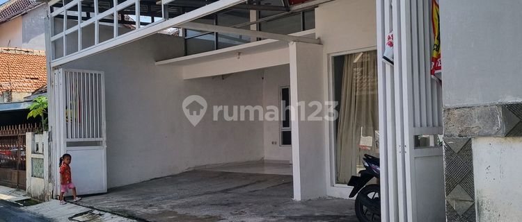 QUICK SALE! 4-Bedroom House! Excellent Condition! Perfect for Boarding House Too! Close to UNDIP, PLEBURAN, CITY CENTER, FLOOD-FREE ZONE. Features: 4 Bedrooms All with Ensuite Bathrooms, Heaters and AC in All Rooms, Carport Fits 2 Cars, Parking for 5 Motorcycles. 1