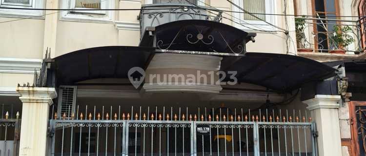 Rumah Siap Huni Dalam Kompleks di Tomang, Jakarta Barat 1