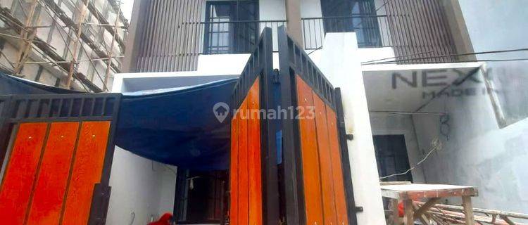 Rumah Baru. Taman Ratu. 3 Lantai. 3.5x17. Jalan 2 Mobil. Siap Huni 1