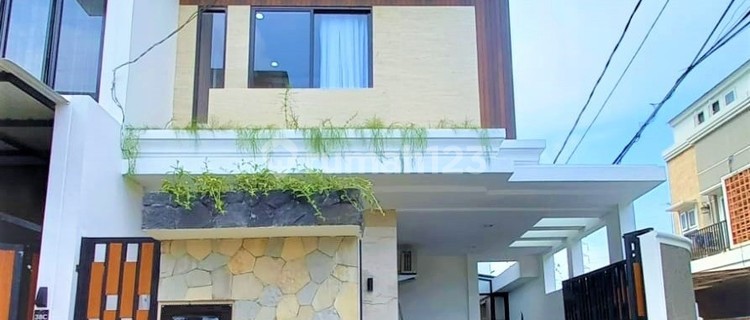 Hook House. Tomang. 3.5 Floors. 6x11. 2-Car Driveway. Move-in Ready. 1