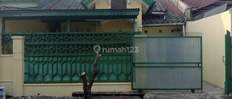 Rumah Luas Kondisi Rapi di Boulevard Hijau Harga Masih 1 M-an  1