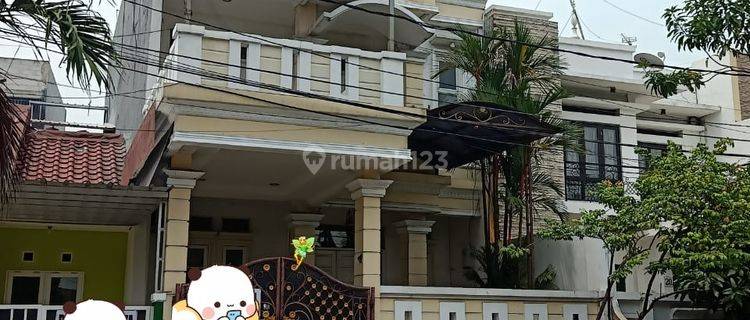 Rumah Hadap Timur Kondisi Makmur di Boulevard Hijau 72613 Er 1