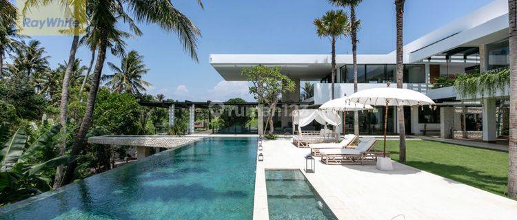 A Dramatic Tropical-State-of-Mind Luxurious Designer Villa 1