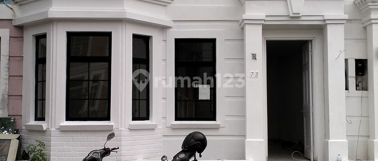 Disewakan Town House Taman Paris Total Renovasi Baru. Dua Lantai . Cakep 1