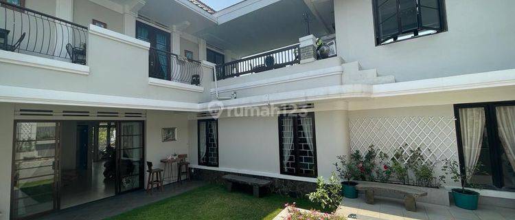 Dijual Rumah Mewah 2 Lantai Furnished SHM di Komplek Kota Baru Parahyangan, Bandung 1