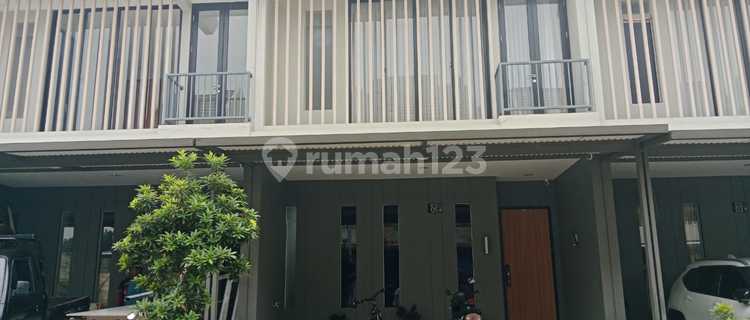 Rumah 3 Lantai Grandwisata 2 Living Lake Garden, Bekasi Timur  1