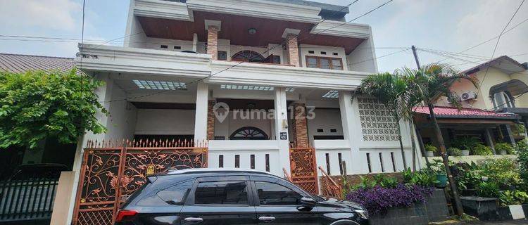 Rumah Modern 3 Lantai Semi Furnished di Komplek Cinere 1