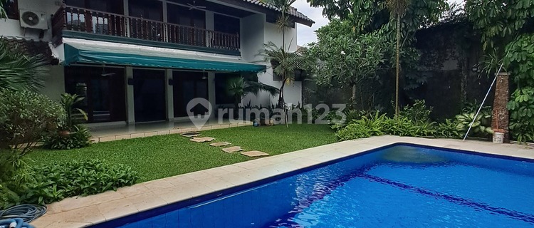 Dijual. Rumah luas dengan taman besar dan kolam renang di Kemang Utara. 1