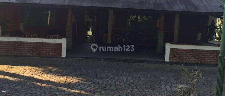 Rumah villa dan resto, taman luas di Ciwidey  1