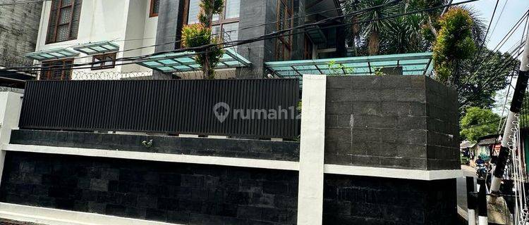 Modern Full Furnished House With Rooftop At Jakarta Selatan 1