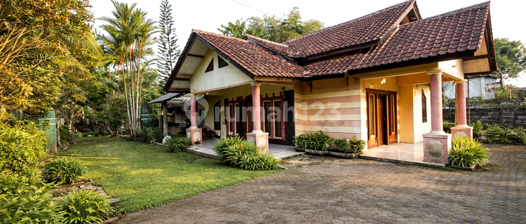 Rumah dengan Kolam Berenang di Cisayong Tasikmalaya Lokasi Asri 1