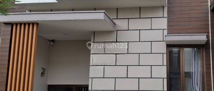 Di Jual Cepat Rumah 2 Lantai Semi Furnished 1