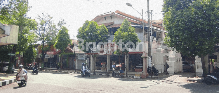 rumah dan toko raya nol jalan di pusat kota Tuban 1