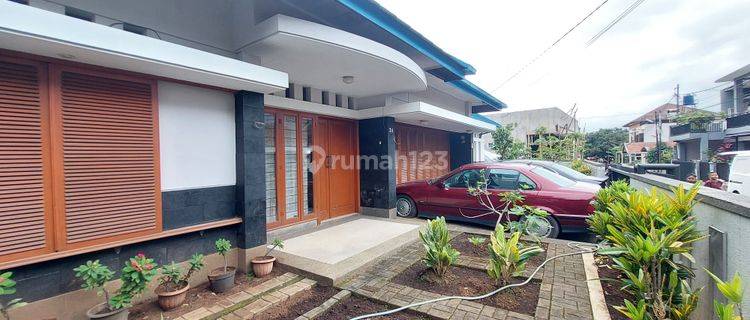 Rumah 2 Lantai Bagus Semi Furnished SHM di Jalan Dakota, Bandung 1