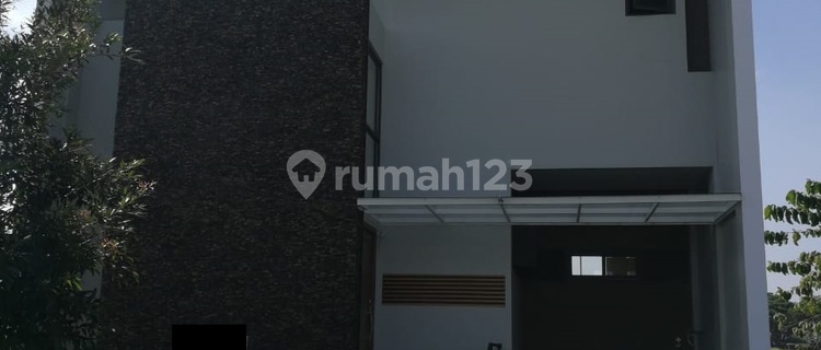 Rumah Modern Minimalis 3 Lantai di Kota Baru Parahyangan, Bandung 1