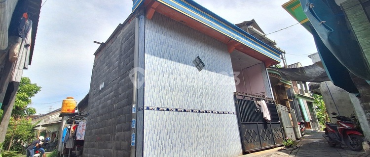 Cheap Boarding House for Sale in Sidorukun, Gresik, Quick Sale, B.u Poll, Motorcycle Access. 1