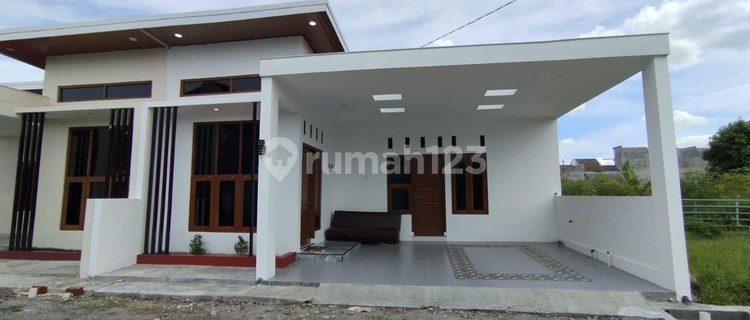 Minimalist House Ready to Occupy, Roadside, Near Gondangrejo Toll Exit 1