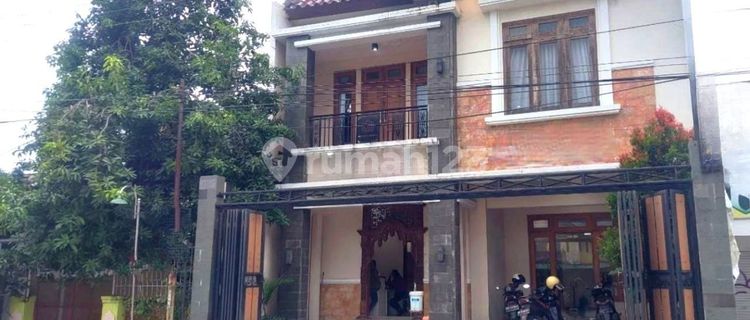 Two-story house and business by the main road in Colomadu, Karanganyar. 1