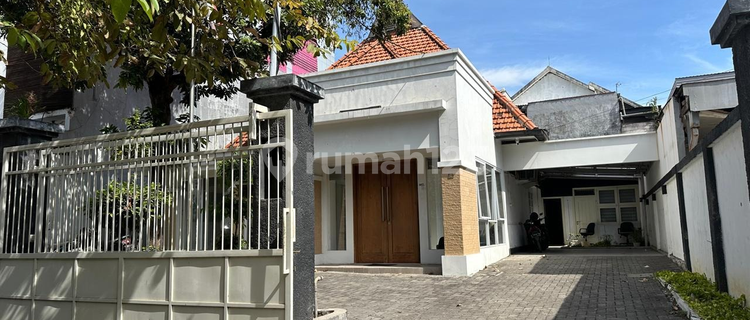 Ready-to-Use Commercial Building on Bawean Street, City Center, Suitable for Cafe / Clinic / Restaurant 1