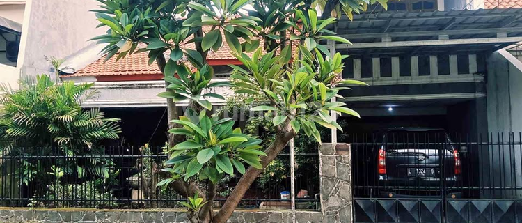 Well-Maintained House in Gayungsari, Strategic Location Near Raya A Yani 1