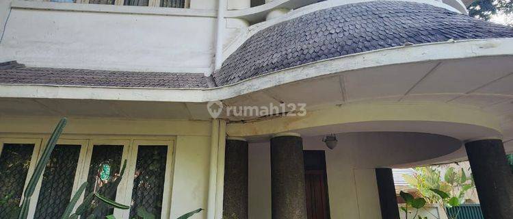 Rumah 2 Lantai SHM Butuh Renovasi di Menteng Jakarta Pusat 1