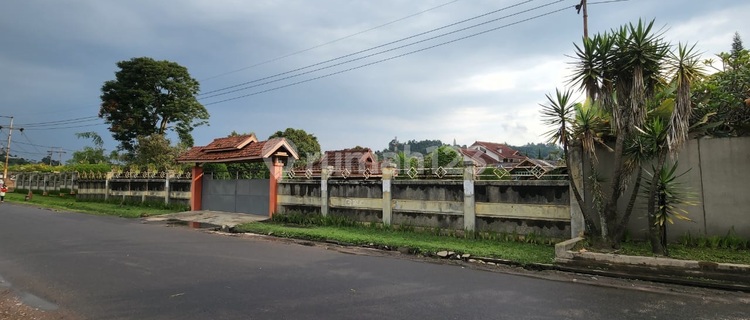 A Very Spacious House Perfect for Family Gatherings in Lembang 1