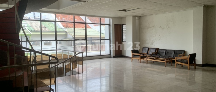 10-Meter Wide Business Space Building in the Center of Semarang City 1