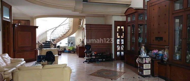 Rumah Mewah Full Furnish Di Graha Famili 1