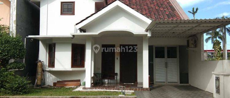Rumah 1.5 Lantai Siap Huni Depan Taman, Dekat Pakuwon Mall 1
