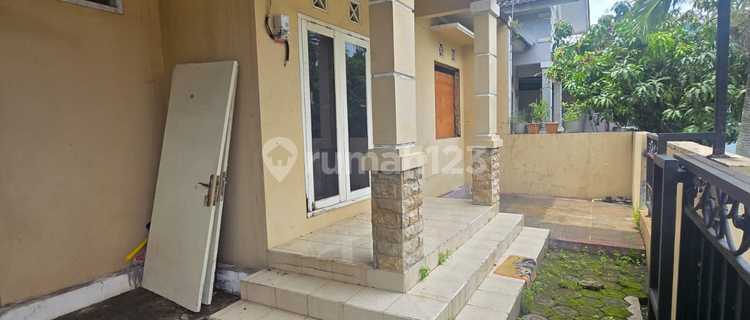 For Sale House in Strategic Location at Woltermonginsidi Baru Housing Complex 1